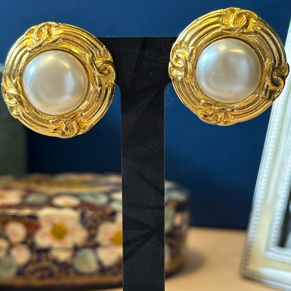 CHANEL Vintage 1993 Gold Clip-On Earrings with Faux Pearls – Made in France - Picture 3 of 13